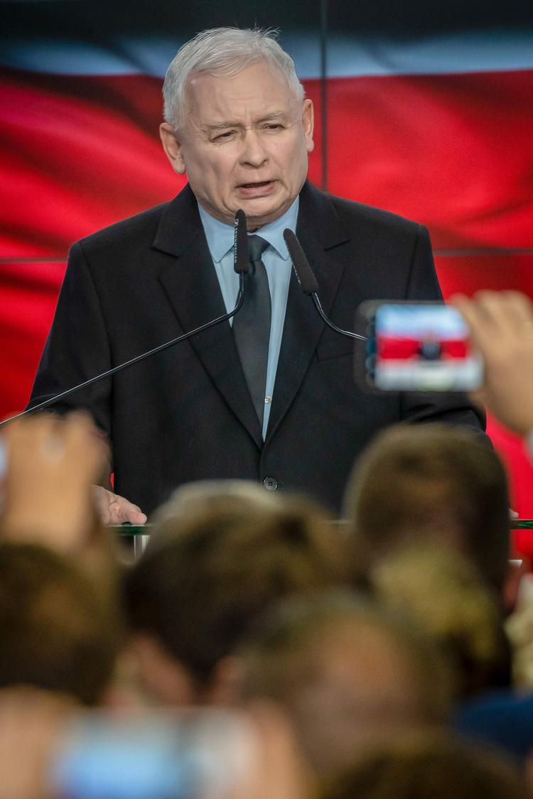 
Jaroslaw Kaczynski, der leder Polens regeringsparti, Lov & Retfærdighed, erklærede hurtigt sejr på valgaftenen. Foto: Wojtek RADWANSKI / AFP
   Foto: Wojtek Radwanski/Ritzau Scanpix