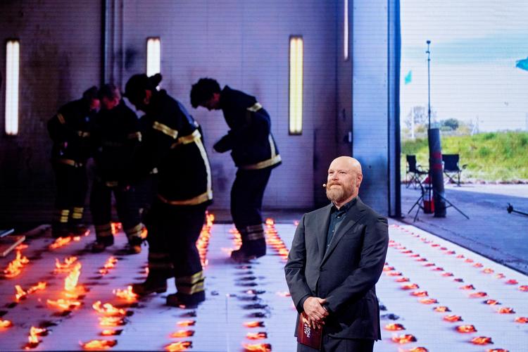 Mads Steffensen styrer løjerne i 'Alle mod 1', og selv om Politikens tv-anmelder synes, konceptet er tomhjernet, tager han sig i være helt opslugt fredag efter fredag. Foto: Agnete Schlichtkrull/DR