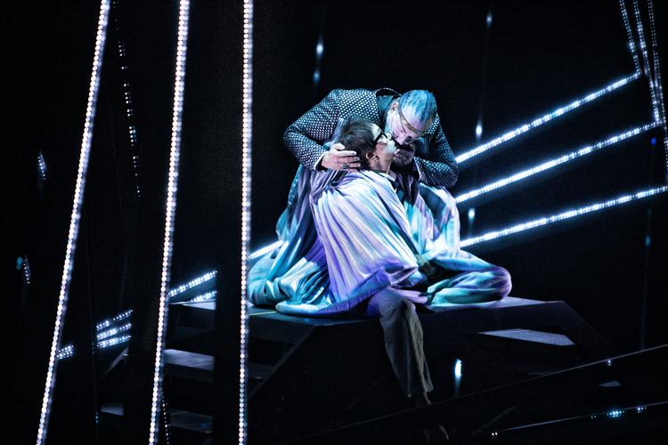 Isdronningen - eller Det Universelle, som sangeren Johan Reuters karakter hedder i 'Snedronningen' - kysser drengen Kay med en kulde, han knap nok kan tåle. Foto: Per Morten Abrahamsen