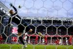 Kasper Schmeichel undervejs til at lave en af sine fire flotte redninger mod Schweiz. Foto: Jens Dresling/POLFOTO