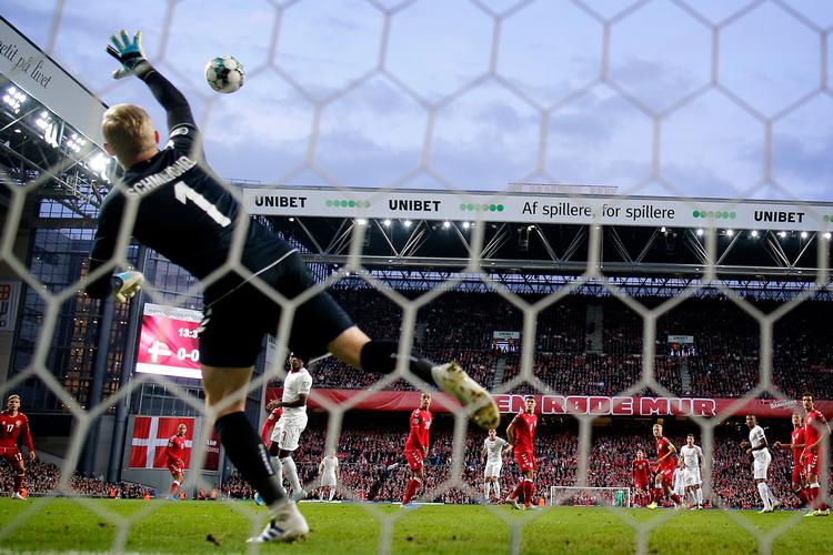 Kasper Schmeichel undervejs til at lave en af sine fire flotte redninger mod Schweiz. Foto: Jens Dresling/POLFOTO