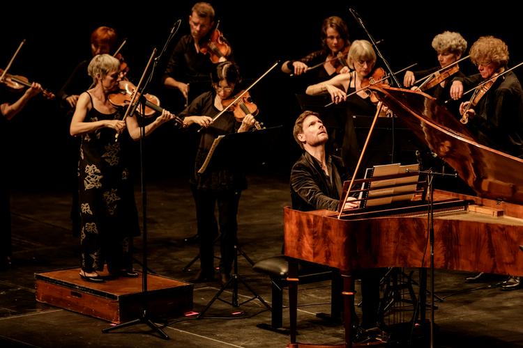 Pianisten Kristian Bezuidenhou, da han sidste år gav koncert sammen med det tyske Freiburger Barockorchester i Tivolis Koncertsal. Foto: Mads Nissen/POLFOTO