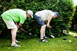 
 En læser, der beder om råd til at få en stærkere krop, dyrker allerede golf,  aqua fitness og går ture. Personerne på billedet spiller krolf, der er en blanding af kroket og golf. Foto: Stine Bidstrup/POLFOTO