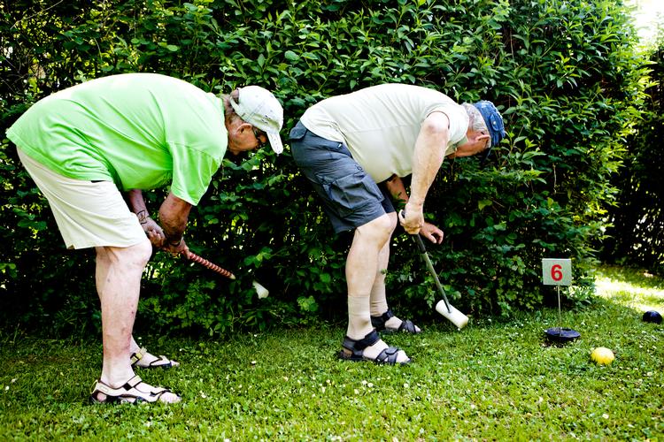 
 En læser, der beder om råd til at få en stærkere krop, dyrker allerede golf,  aqua fitness og går ture. Personerne på billedet spiller krolf, der er en blanding af kroket og golf. Foto: Stine Bidstrup/POLFOTO