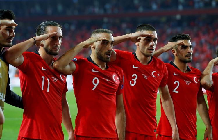 Denne kollektive tyrkiske hilsen til landets militær under fredagens kamp mod Albanien er blevet et kontroversielt emne før mandag aftens EM-kvalifikationskamp på Stade de France i Paris mellem Frankrig og Tyrkiet.    Foto: Huseyin Aldemir/Ritzau Scanpix