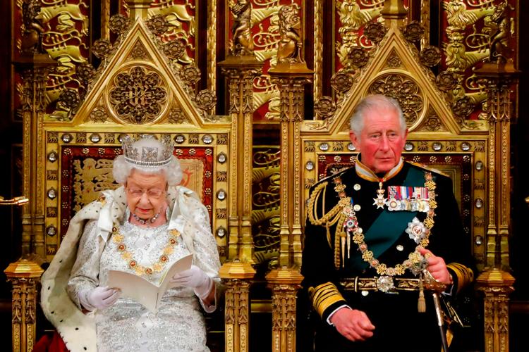 Dronning Elizabeth II havde ikke kronen på, da hun holdt sin tale i det britiske parlament. Kronens vægt på 1 kg er muligvis for meget for en 93-årig. Hun var ledsaget af prins Charles.  Foto: Tolga Akmen/Ritzau Scanpix