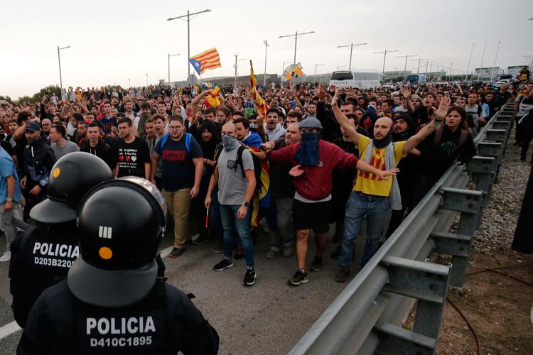 Demonstranter forsøgte torsdag aften at besætte lufthavnen i Barcelona. Undervejs kom det til sammenstød med politiet, og myndighederne frygter uro de kommende dage. 
    
   Foto: Pau Barrena/Ritzau Scanpix