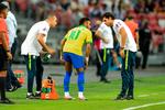 Neymar på sidelinjen, da han søndag måtte udgå af landskampen i Singapore mod Nigeria med en lårskade.  Foto: Roslan Rahman/Ritzau Scanpix