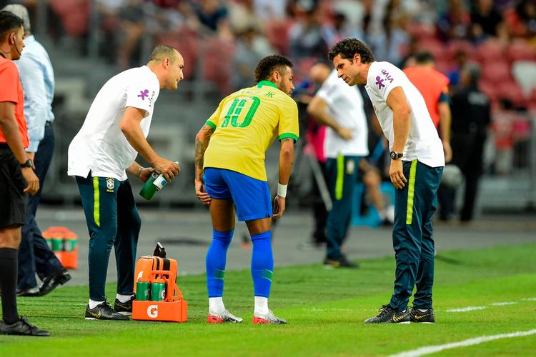 Neymar på sidelinjen, da han søndag måtte udgå af landskampen i Singapore mod Nigeria med en lårskade.  Foto: Roslan Rahman/Ritzau Scanpix