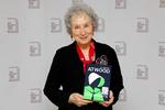 Margaret Atwood modtager prisen for romanen 'The Testaments'. Foto: Tolga Akmen/Ritzau Scanpix