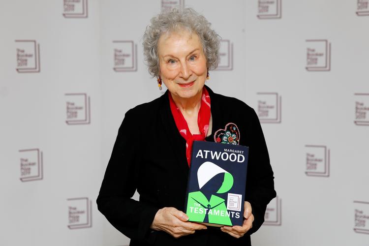 Margaret Atwood modtager prisen for romanen 'The Testaments'. Foto: Tolga Akmen/Ritzau Scanpix