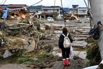 En kvinde kigger på de smadrede hjem i Nagano, efter tyfonen Hagibis ramte Japan i lørdags. 70 er døde. Foto: Kazuhiro Nogi/Ritzau Scanpix