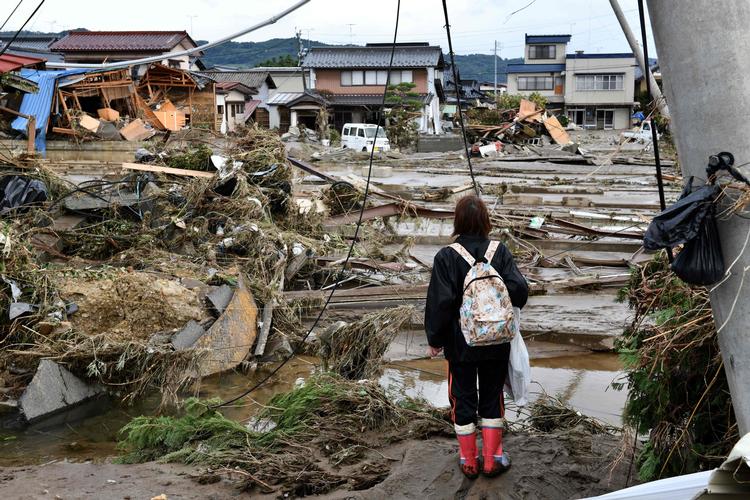 En kvinde kigger på de smadrede hjem i Nagano, efter tyfonen Hagibis ramte Japan i lørdags. 70 er døde. Foto: Kazuhiro Nogi/Ritzau Scanpix