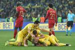 De jublende spillere fra Ukraine kan være ligeglade med, at det er umuligt at gennemskue, hvem der skal møde hvem i Nations Leagues playoff, for de er allerede klar til EM-slutrunden.
   Foto: Genya Savilov/Ritzau Scanpix