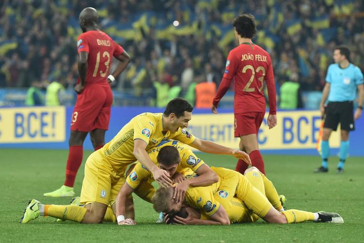 De jublende spillere fra Ukraine kan være ligeglade med, at det er umuligt at gennemskue, hvem der skal møde hvem i Nations Leagues playoff, for de er allerede klar til EM-slutrunden.
   Foto: Genya Savilov/Ritzau Scanpix
