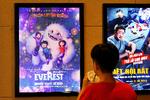 En biografmedarbejder i Hanoi fortæller til Reuters, at alle biografer er blevet påbudt at fjerne filmen og plakaterne med det samme.
   Foto: Nhac Nguyen/Ritzau Scanpix