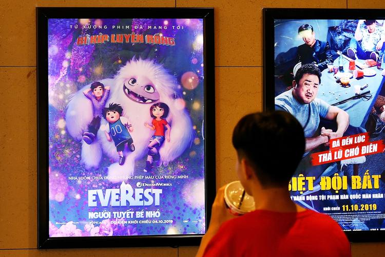 En biografmedarbejder i Hanoi fortæller til Reuters, at alle biografer er blevet påbudt at fjerne filmen og plakaterne med det samme.
   Foto: Nhac Nguyen/Ritzau Scanpix