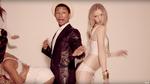 Det er scener som denne, Pharrell Williams i dag er flov over fra musikvideoen til hittet 'Blurred Lines'. Foto: Screendump fra musikvideoen til 'Blurred Lines'/YouTube