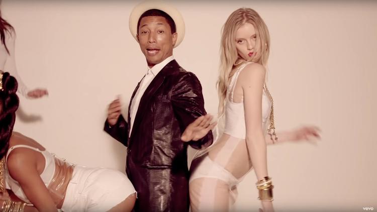 Det er scener som denne, Pharrell Williams i dag er flov over fra musikvideoen til hittet 'Blurred Lines'. Foto: Screendump fra musikvideoen til 'Blurred Lines'/YouTube