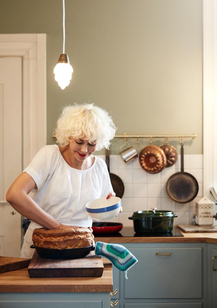 15 centimeter. Så høj er den højeste dutch baby, som Marie Holm har lavet. Trods de eksplosionsagtige hævelser er der dog ikke hævemidler i den puffede pandekage. Kun æg, mel, mælk og lidt sukker eller salt. Foto: Chris Tonnesen