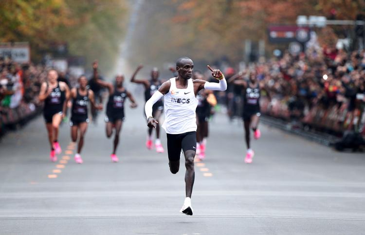 De sidste par hundrede meter mod målstregen i Wien skruede Eliud Kipchoge op for farten i en hidsig slutspurt. Foto: Lisi Niesner/Ritzau Scanpix