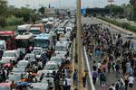 Demonstranter på vej mod lufthavnen El Prat mandag blokerer trafikken. Protesterne fortsætter i Barcelona og  i byens lufthavn tirsdag. 