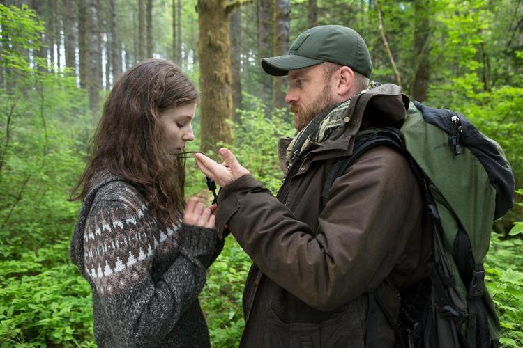En krigsveteran flygter ud i skovene – og tager sin datter med. Foto: DFI