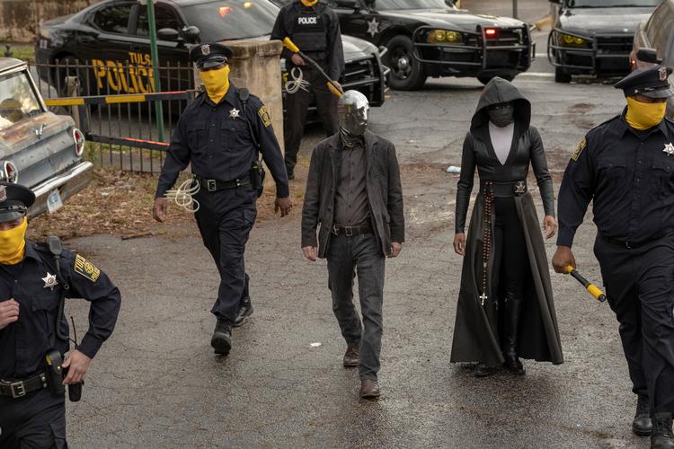 'Watchmen' foregår i en genkendelig samtidskulisse, som så lige er vredet lidt ud af form. Serien tegner et billede af et samfund, som på papiret prioriterer demokratiske værdier højt, men i virkeligheden er på nippet til det totalitære. Foto: HBO