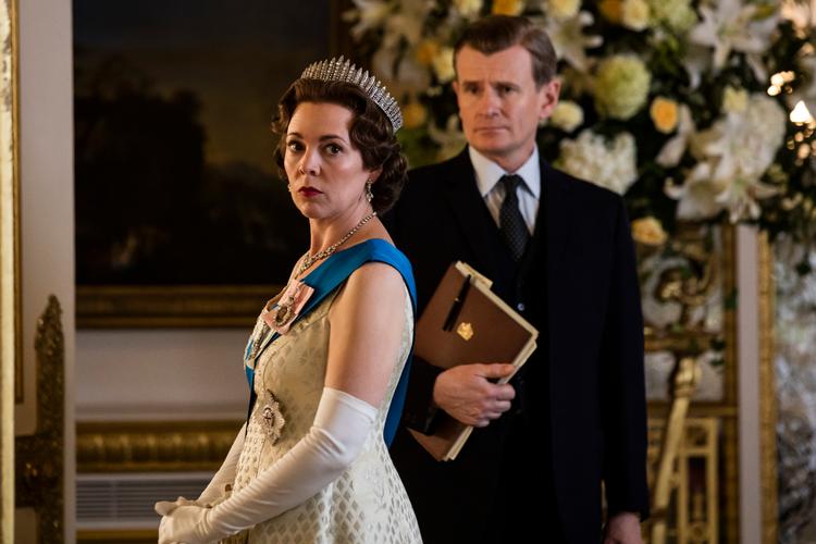 Olivia Colman fik både en Oscar, en Golden Globe og en Bafta for sin præstation som dronning Anne i filmen ’The Favourite’. Her ses hun som Elizabeth II i 'The Crown'. I baggrunden dronningens tro væbner, privatsekretæren Martin Charteris, spillet af Charles Edwards. Foto: Netflix