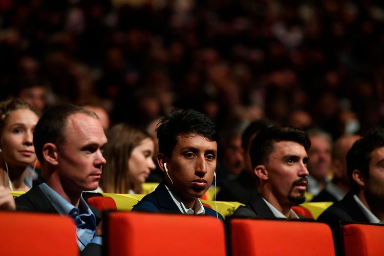 Tre Tour de France-stjerner ser interesseret til ved dagens præsentation af næste års rute. Fra venstre den firedobbelte britiske sejrherre Chris Froome, den regerende colombianske Tour-konge Egan Bernal og værtsnationens yndling Julian Alaphilippe.
 Foto: Alain Jocard/Ritzau Scanpix