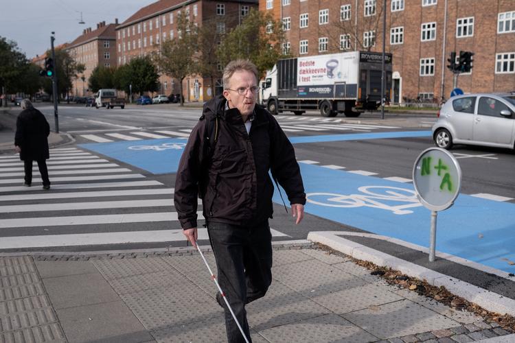 En blindestok og en stor portion tillid til sin omverden. Det er, hvad Brian Fyhn bevæbner sig med, inden han dropper at bruge bus 1A og i stedet går til nærmeste S-tog. 
   Foto: Mikkel Hørlyck/POLFOTO