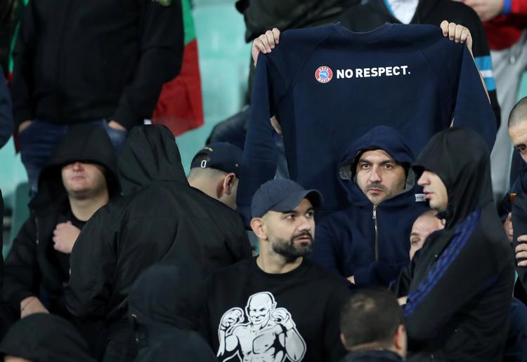 Bulgarske fans gav under opgøret mod England udtryk for en klar holdning til Uefa, som de kalder en mafia, man ikke kan have respekt for. Der blev også berettet om abelyde og heilen på stadion i Sofia.
   Foto: Carl Recine/Ritzau Scanpix