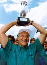 Richard Møller Nielsen med EM-pokalen i 1992. Det var første og formentlig også eneste gang, at vi ser Danmark som vinder i en EM- eller VM-slutrunde..
   Foto: Ole Buntzen/POLFOTO
