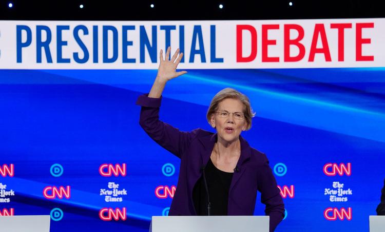 Det var alle mod senator Elizabeth Warren, da Demokraterne natten til onsdag dansk tid afholdt endnu en valgdebat. På alt lige fra sundhedspolitik og skattepolitik til retsvæsenet blev den venstreorienterede politikers reformforslag kritiseret som værende 'urealistiske' og 'umulige at gennemføre'. Foto: Shannon Stapleton/Ritzau Scanpix