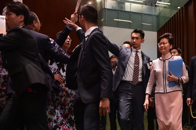 Hongkongs leder, Carrie Lam, afbryder en samling i storbyens regionale parlament onsdag morgen, efter at flere af parlamentsmedlemmerne buhede, da Lam indledte sin tale. Foto: Ed Jones/Ritzau Scanpix