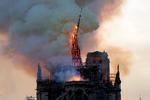 I april udbrød der brand i Notre Dame-kirken i Paris. Nu bliver New York Times' dækning lavet om til en tv-serie. Foto: Geoffroy van der Hasselt/Ritzau Scanpix