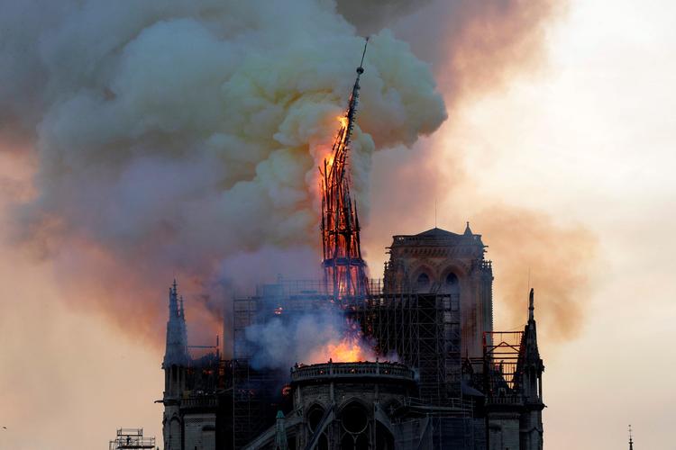 I april udbrød der brand i Notre Dame-kirken i Paris. Nu bliver New York Times' dækning lavet om til en tv-serie. Foto: Geoffroy van der Hasselt/Ritzau Scanpix