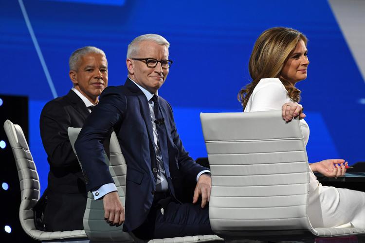 Fra venstre mod højre ses Marc Lacey (New York Times), Anderson Cooper (CNN) og Erin Burnett (CNN), der natten til onsdag dansk tid moderede debatten mellem de 12 demokratiske præsidentkandidater Foto: Saul Loeb/Ritzau Scanpix
