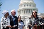 De to fremtrædende demokratiske kongresmedlemmer Alexandria Ocasio-Cortez (t.h.) og Ilhan Omar (t.v.) har givet deres støtte til Bernie Sanders. Foto: Saul Loeb/Ritzau Scanpix