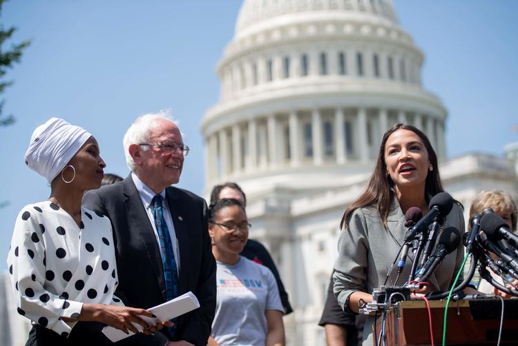 De to fremtrædende demokratiske kongresmedlemmer Alexandria Ocasio-Cortez (t.h.) og Ilhan Omar (t.v.) har givet deres støtte til Bernie Sanders. Foto: Saul Loeb/Ritzau Scanpix