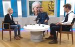 Lektor Elisabeth Friis og anmelder Peter Nielsen diskuterede i 'Deadline', om det er i orden, at en fortaler for en krigsforbryder modtager Nobelprisen i litteratur.  Foto: DR