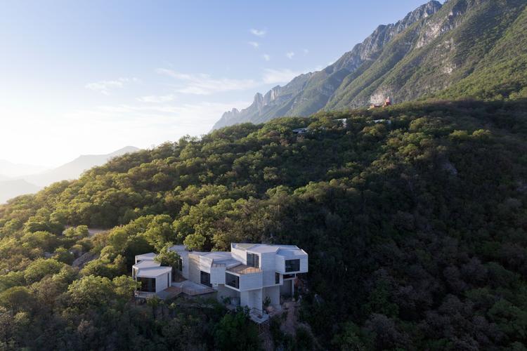 Casa Ventura er en villa i Monterrey i nordlige mexico. Den består af pentagoner, der vokser som svampe på et træ og kan optage det ujævne bjergterræn. Foto: Tatiana Bilbao Estudio