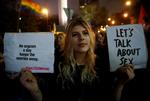 Tusindvis af mennesker demonstrerede onsdag aften i Polens hovedstad, Warszawa, mod et lovforslag, som ifølge kritikere reelt vil gøre seksualundervisning i skoler strafbart med op til tre års fængsel. Foto: Kacper Pempel/Ritzau Scanpix