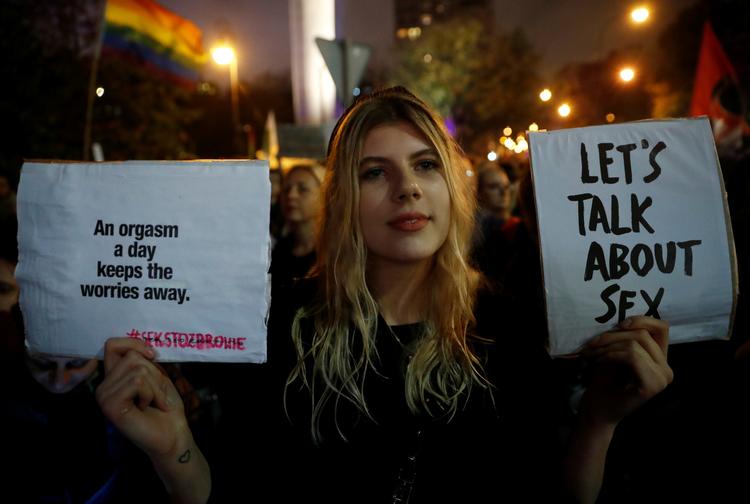 Tusindvis af mennesker demonstrerede onsdag aften i Polens hovedstad, Warszawa, mod et lovforslag, som ifølge kritikere reelt vil gøre seksualundervisning i skoler strafbart med op til tre års fængsel. Foto: Kacper Pempel/Ritzau Scanpix