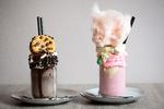 En freakshake er en milkshake, der er pyntet med alt, hvad man kan forestille sig af flødeskum, kage, candyfloss og andet farverigt, kvalmt sukkerstads.  Foto: Mikkel Hørlyck/POLFOTO