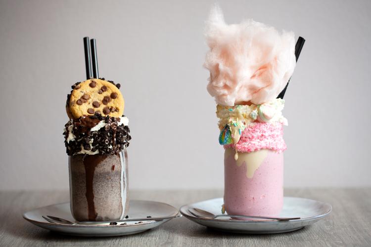 En freakshake er en milkshake, der er pyntet med alt, hvad man kan forestille sig af flødeskum, kage, candyfloss og andet farverigt, kvalmt sukkerstads.  Foto: Mikkel Hørlyck/POLFOTO