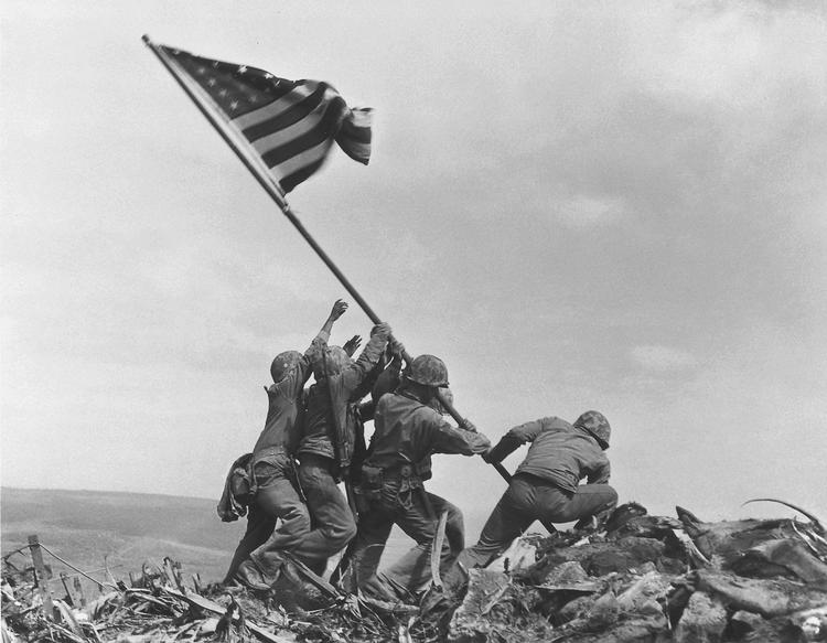 Det ikoniske fotografi fra Iwo Jima er flere gange blevet taget op til revision. Nu er det sket igen. Foto: Joe Rosenthal/Ritzau Scanpix