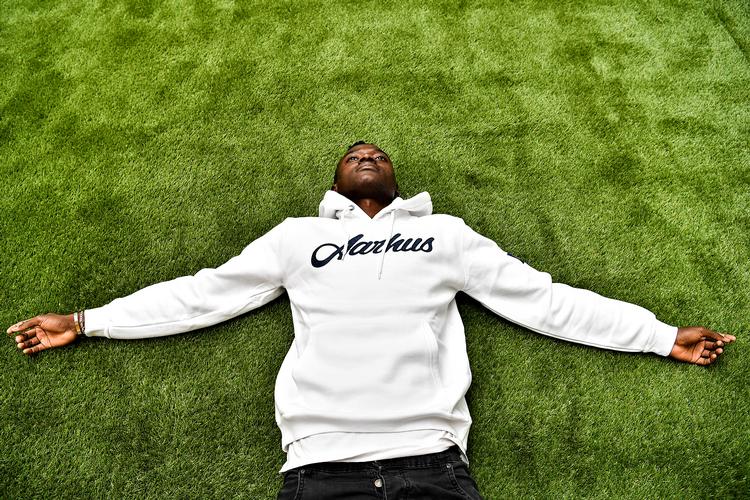 AGF 's fodboldspiller Mustapha Bundu stammer fra Sirerra Leone og er vokset op i årene efter borgerkrigens afslutning. Han fik sin debut for Sierra Leones landshold i september mod nabolandet Liberia. Her fik han ét minut. Foto: Ernst van Norde