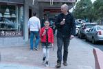 Scott Ryan spiller gangsteren Ray Shoesmith i den australske sorte komedieserie 'Mr. Inbetween', mens Chika Yasumura spiller hans datter Brittany.  Foto: HBO