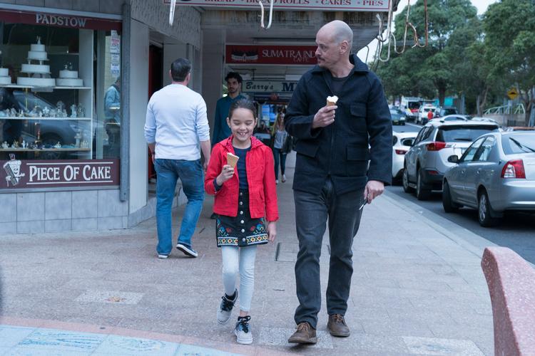 Scott Ryan spiller gangsteren Ray Shoesmith i den australske sorte komedieserie 'Mr. Inbetween', mens Chika Yasumura spiller hans datter Brittany.  Foto: HBO